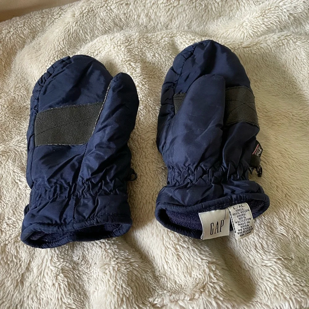 Gap navy blue kids L/XL mittens. Good for skiing/winter/ snowball fights